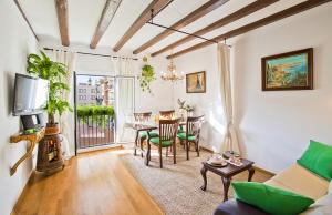 巴塞罗那埃伊桑普雷康福特公寓的客厅配有沙发和桌椅