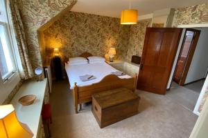 BuchlyvieCosy country cottage in Central Scotland的一间卧室配有一张床和一个梳妆台