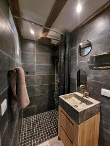 博尼法乔Mare è rocca的一间带水槽和淋浴的浴室