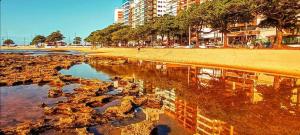 瓜拉派瑞Vem pra cá! Localização Privilegiada!的海滩景,水中反射