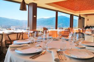 塞夫雷罗斯Hotel TIERRAS DE CEBREROS的一张桌子,上面有眼镜和餐巾,享有美景