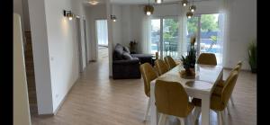 皮内兹齐Villa Palma的用餐室以及带白色桌椅的起居室。
