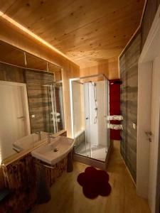 施奥弗灵Ferien in Holz - Fühle die Gemütlichkeit Enjoy的大型浴室设有水槽和淋浴。