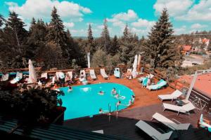 波亚纳布拉索夫Alpin Resort Hotel - Apartamentele 2403-2404- proprietate administrata de gazda privata的一群人在游泳池里