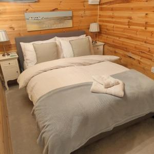 萨顿因阿什菲尔德Peaceful Cabin Retreat in Skegby的一间卧室设有两张床和两个床头柜