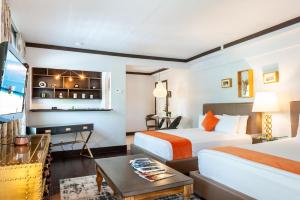 迈阿密海滩林肯阿姆斯套房酒店的酒店客房设有两张床和一张桌子。