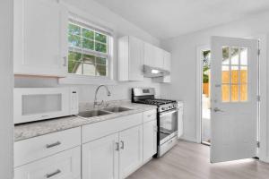 沃尔顿堡滩Near Fort Walton Beach, peaceful 5 bedrooms house的白色的厨房设有水槽和炉灶。