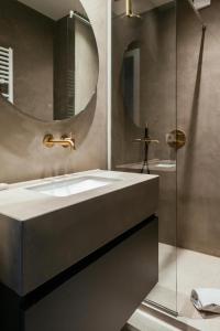 科克赛德- Carijoca - Gemoderniseerd, lichtrijk & zijdelings zeezicht app的一间带水槽和镜子的浴室