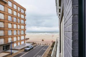 科克赛德- Carijoca - Gemoderniseerd, lichtrijk & zijdelings zeezicht app的从大楼的阳台上可欣赏到海滩景色