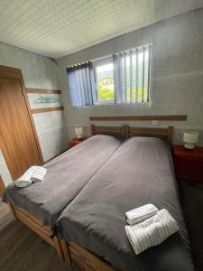 梅斯蒂亚Cottage - Location Lanchvali的一间卧室配有一张床,上面有两条毛巾