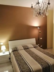 基耶蒂B&B Abruzzo Mare e Monti的一间卧室配有一张带吊灯的床