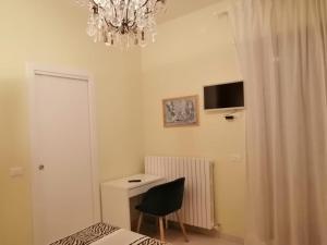 基耶蒂B&B Abruzzo Mare e Monti的一间卧室配有吊灯、一张床和一把椅子