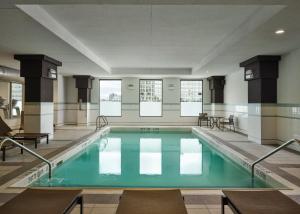 丹佛丹佛/市中心凯悦酒店的大楼内的游泳池