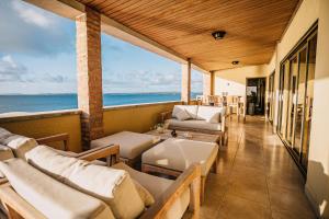 克拉伦代克The Bellafonte - Luxury Oceanfront Hotel的阳台配有沙发,享有海景