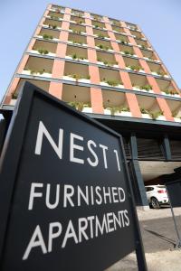 贝鲁特Nest 1 Hotel的一座高楼前的标志