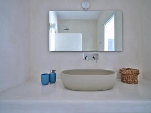 皮索利瓦迪Etherio Apartment III的白色的浴室设有水槽和镜子