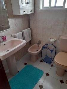 桑亨霍Playa Panadeira的一间带水槽、卫生间和镜子的浴室