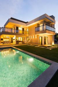 卡诺格布拉达LUXURIOUS NEW HOUSE, UNFORGETABLE EXPERIENCE.的一座房子前面设有游泳池