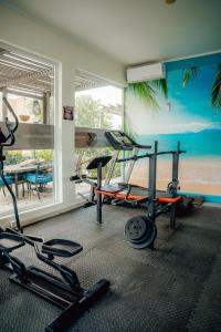 奥拉涅斯塔德RH Boutique Hotel Aruba的健身房,带跑步机的健身房