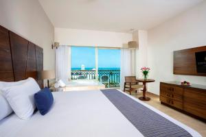 巴亚尔塔港Crown Paradise Golden All Inclusive Resort - Adults Only的一间卧室配有一张床,享有海景
