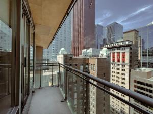 多伦多大都市行政酒店的阳台或露台