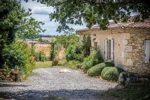 TougetChambres d'hôtes Enmarcade的石屋,带碎石车道