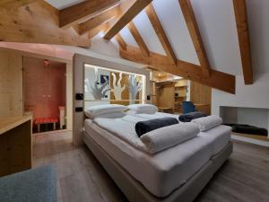 安达洛加拿大酒店 的木制天花板的客房内的一张大床