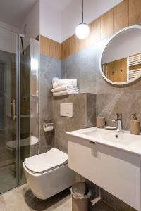 弗罗茨瓦夫Feel At Home的浴室配有卫生间、盥洗盆和淋浴。