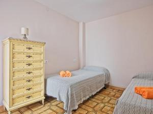 Mareny BarraquetasCASA EN LA PLAYA VALENCIA EL PERELLO的一间卧室配有梳妆台和两张单人床