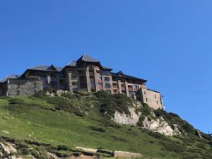拉姆吉Vue panoramique - 4pers - parking的山顶上一座大建筑