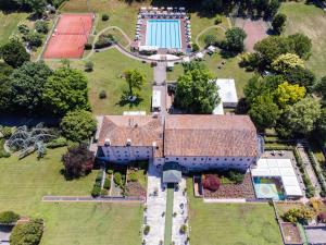 威尼托自由堡费耶餐厅酒店的享有带游泳池的房屋的顶部景致