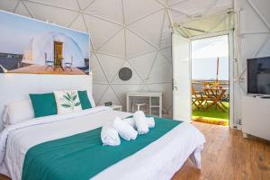 特吉塞Eslanzarote Eco Dome Experience的卧室配有带白色枕头的大床