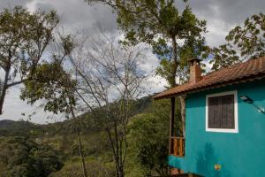 维奥康德马奥Chalés Cerejeira的蓝色的山景度假屋