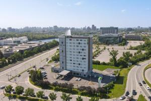 加蒂诺Holiday Inn Gatineau - Ottawa, an IHG Hotel的城市建筑物的空中景观