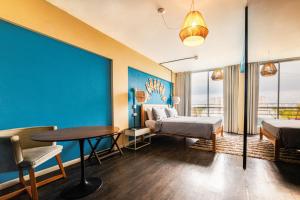 布宜诺斯艾利斯Selina Palermo的酒店客房配有一张床铺和一张桌子。