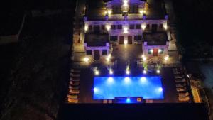 卡萨米尔Limni Resort的享有房子空中景色,晚上设有游泳池