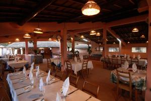 圣路易斯圣路易斯凯普酒店的用餐室配有桌椅和灯光