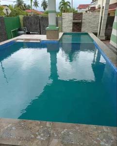 波德申Port Dickson Holiday Home Villa的一座蓝色的游泳池