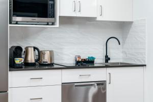 梅特兰Hunter Studios - Maitland的白色的厨房配有水槽和微波炉