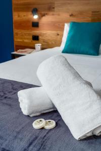 梅特兰Hunter Studios - Maitland的一张带白色毛巾和两环的床