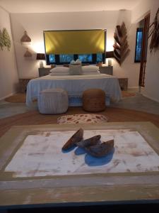 Rodrigues Island玛米切丽山林小屋的一间卧室配有一张带黄色床头板的大床