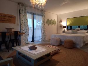 Rodrigues Island玛米切丽山林小屋的卧室配有一张床和一张桌子
