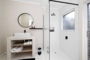 约翰内斯堡31OnGambia的带淋浴、盥洗盆和镜子的浴室