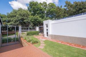 约翰内斯堡31OnGambia的一个带白色围栏和花园的后院
