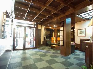 罗马芒格里亚公寓式酒店的客厅设有 ⁇ 格地板