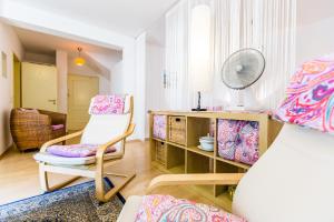 科隆CGN Apartments - Deutzer Bruecke的客厅配有椅子和书桌