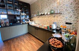 诺德奈Villa Breeksee的厨房配有桌子上鸡蛋的柜台