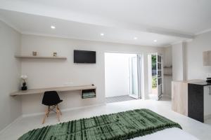约翰内斯堡31OnGambia的白色的客厅,地板上铺着绿色地毯