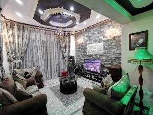 恩德培Albert Suites & Apartments Entebbe的带沙发和电视的客厅