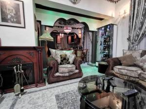 恩德培Albert Suites & Apartments Entebbe的客厅配有家具和壁炉